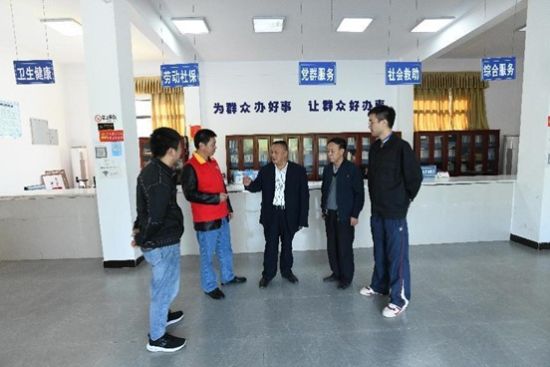 图为何刚(左二)和驻村工作队同事一起与村书记交流。 王化全 摄 图为何刚(左二)和驻村工作队同事一起与村书记交流。 王化全 摄