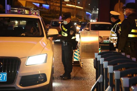 九龙坡警方对过往车辆进行盘查。 九龙坡公安局供图 九龙坡警方对过往车辆进行盘查。 九龙坡公安局供图