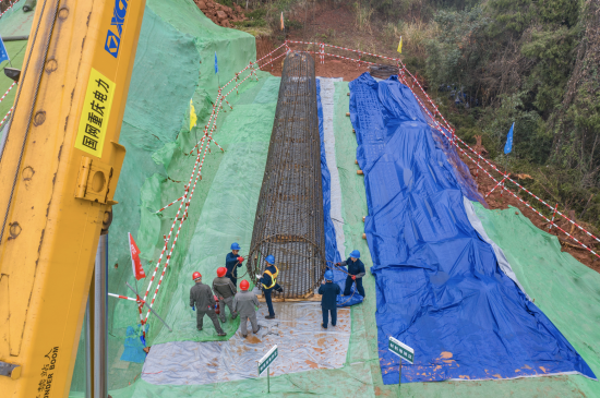 图为川渝特高压重庆段31号塔施工现场正在进行钢筋笼地面绑扎。国网重庆市电力公司供图 图为川渝特高压重庆段31号塔施工现场正在进行钢筋笼地面绑扎。国网重庆市电力公司供图