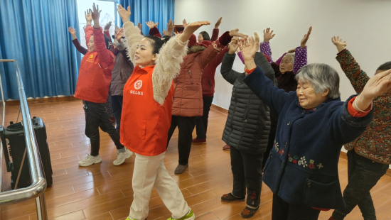 图为志愿者们带领老人们做健身操。 主办方供图 图为志愿者们带领老人们做健身操。 主办方供图