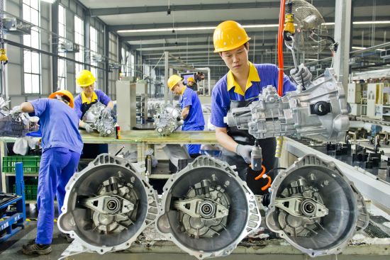 蓝黛公司工人组装变速器。(曾清龙 摄) 蓝黛公司工人组装变速器。(曾清龙 摄)