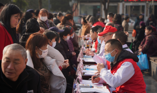 图为民盟医疗专家开展街头义诊。 梁平区委统战部供图 图为民盟医疗专家开展街头义诊。 梁平区委统战部供图