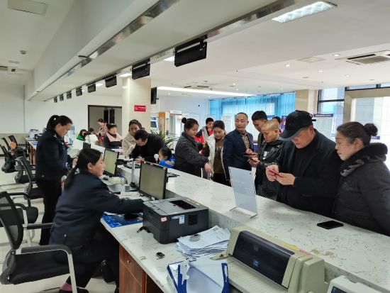 民警为群众办理出入境证件。 酉阳县公安局出入境管理大队供图) 民警为群众办理出入境证件。 酉阳县公安局出入境管理大队供图)