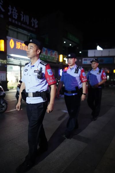 昌州派出所民在辖区夜间巡逻 昌州派出所民在辖区夜间巡逻