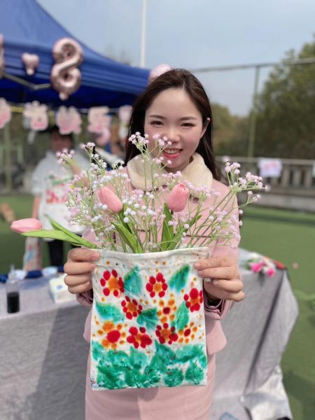 ͼΪŮ��ʦչʾ�����������ֹ���Ʒ��������пƼ�ѧԺ��ͼ