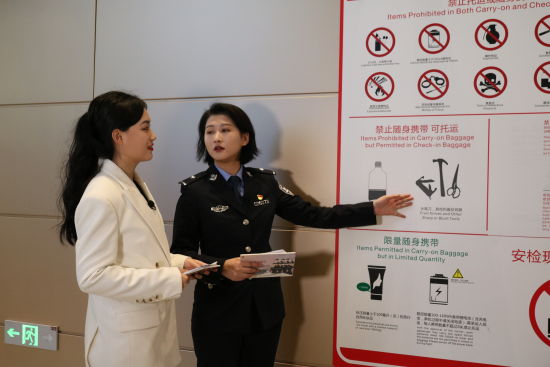 图为民警介绍违禁品种类。 重庆市公安局机场分局供图 图为民警介绍违禁品种类。 重庆市公安局机场分局供图