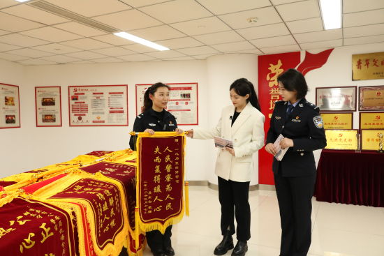 图为民警讲述百面锦旗背后的故事。 重庆市公安局机场分局供图 图为民警讲述百面锦旗背后的故事。 重庆市公安局机场分局供图