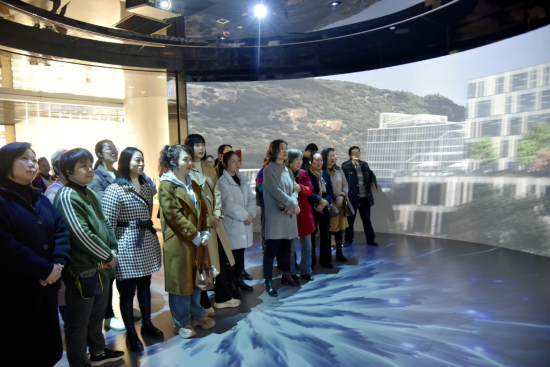 图为盟员们参观綦江规划展览馆。 綦江区委统战部供图 图为盟员们参观綦江规划展览馆。 綦江区委统战部供图