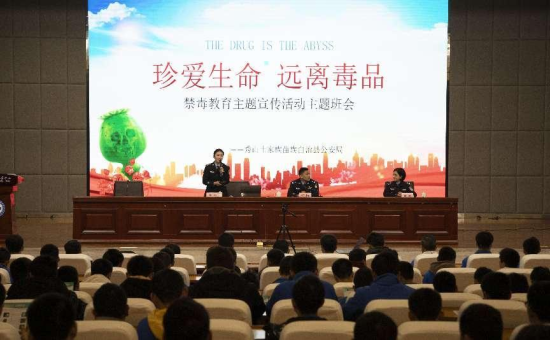 民警在职教中心开展安全宣传 民警在职教中心开展安全宣传