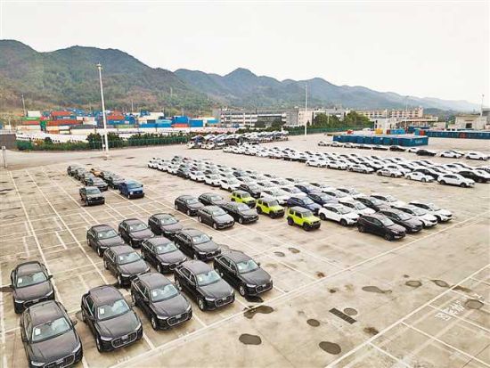 图为三月十日,重庆国际物流枢纽园区整车进口口岸,检查完成的车辆等待装箱运输。 尹诗语 摄 图为三月十日,重庆国际物流枢纽园区整车进口口岸,检查完成的车辆等待装箱运输。 尹诗语 摄