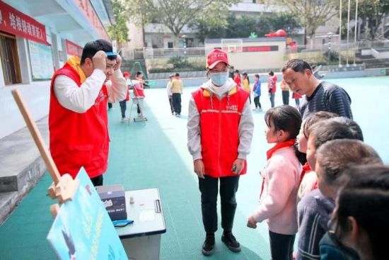 图为青年志愿者们陪同小朋友们进行游园小游戏。 国网重庆物资公司供图 图为青年志愿者们陪同小朋友们进行游园小游戏。 国网重庆物资公司供图