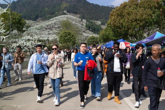 图为留学生走进重庆市渝北区统景镇印盒村。 龚进 摄 图为留学生走进重庆市渝北区统景镇印盒村。 龚进 摄