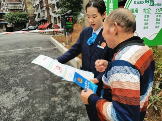 建行璧山支行消保宣教小队向小区居民讲解消保知识。 建行重庆市分行供图 建行璧山支行消保宣教小队向小区居民讲解消保知识。 建行重庆市分行供图
