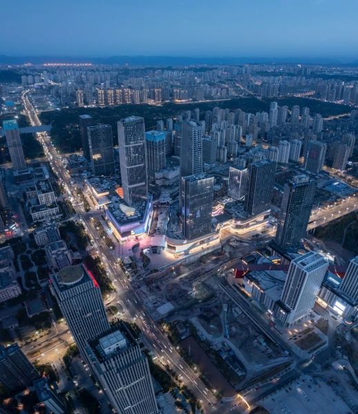图为建设中的中央公园商圈实景图。 麓悦江城项目组供图 图为建设中的中央公园商圈实景图。 麓悦江城项目组供图