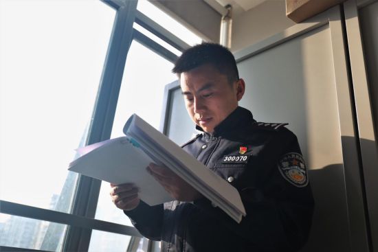 打假民警必须不断学习提高才能护好民生。九龙坡区公安分局供图 打假民警必须不断学习提高才能护好民生。九龙坡区公安分局供图