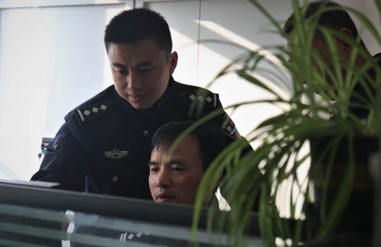 李守乾与战友讨论案情。九龙坡区公安分局供图 李守乾与战友讨论案情。九龙坡区公安分局供图