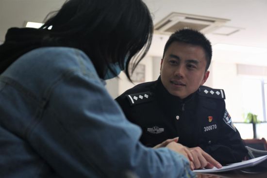 李守乾向群众宣讲假冒伪劣产品防范知识。九龙坡区公安分局供图 李守乾向群众宣讲假冒伪劣产品防范知识。九龙坡区公安分局供图