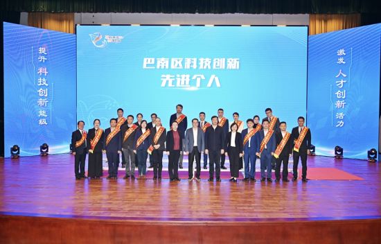 图为活动现场颁奖。主办方供图 图为活动现场颁奖。主办方供图
