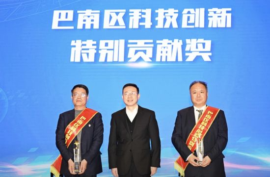 图为活动现场颁奖。主办方供图 图为活动现场颁奖。主办方供图