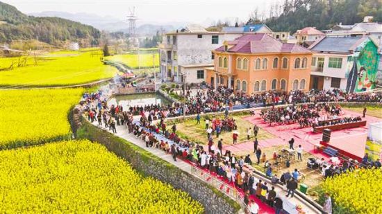 图为3月14日,秀山洪安镇贵措社区,棚竹山长桌宴活动现场。 胡程 摄 图为3月14日,秀山洪安镇贵措社区,棚竹山长桌宴活动现场。 胡程 摄