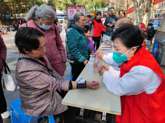 图为义诊活动现场。黔江区委统战部供图 图为义诊活动现场。黔江区委统战部供图