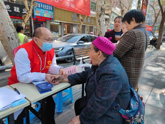 图为义诊活动现场。黔江区委统战部供图 图为义诊活动现场。黔江区委统战部供图