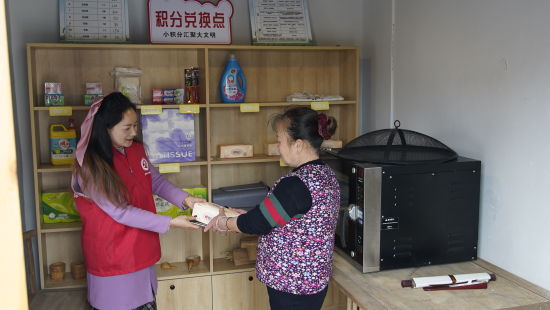 村民用积分兑换物品。 村民用积分兑换物品。