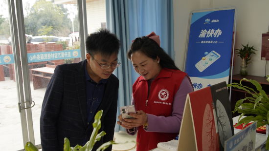 工作人员向村民讲解“小院家”乡村治理平台使用方法。 工作人员向村民讲解“小院家”乡村治理平台使用方法。