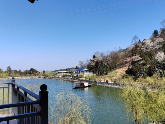 图为奉节县大窝村望月湖。 彭国威 摄 图为奉节县大窝村望月湖。 彭国威 摄