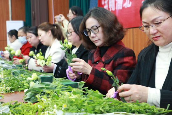 图为参与者运用多种花材进行组合创作。 渝北区图书馆供图 图为参与者运用多种花材进行组合创作。 渝北区图书馆供图