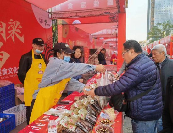 市民在美食文化节上选购特色美食。 熊亚 摄 市民在美食文化节上选购特色美食。 熊亚 摄