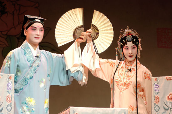 图为昆剧青春版《牡丹亭》剧照。重庆大剧院供图 图为昆剧青春版《牡丹亭》剧照。重庆大剧院供图