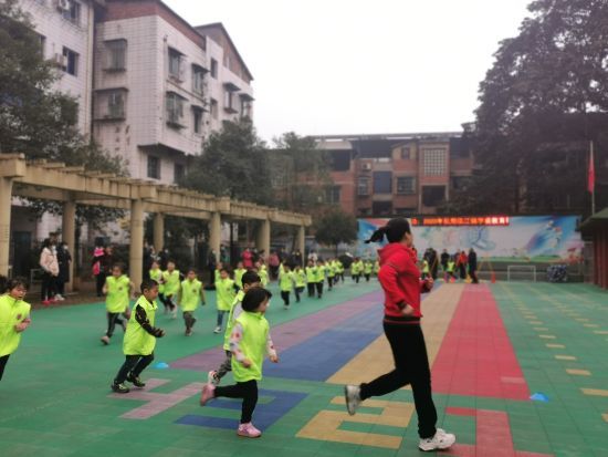 图为孩子们正在进行体育活动。临江幼儿园供图
