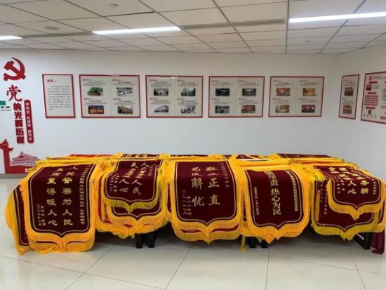 图为派出所收到110面锦旗。重庆市公安局机场分局供图 图为派出所收到110面锦旗。重庆市公安局机场分局供图