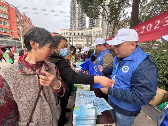 3月22日,志愿者正在向居民介绍水资源保护法律法规 3月22日,志愿者正在向居民介绍水资源保护法律法规