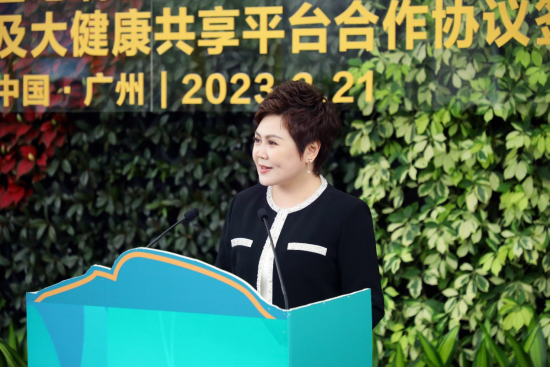 安利中国总裁余放介绍广州生产基地增资扩产计划 安利供图 安利中国总裁余放介绍广州生产基地增资扩产计划 安利供图