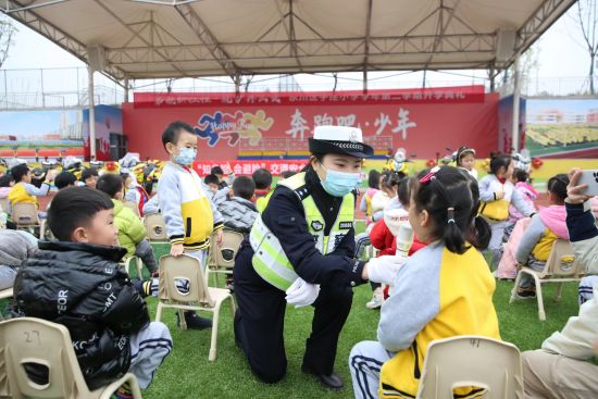 图为民警张双启发同学们积极回答交通知识。 袁卿予 摄 图为民警张双启发同学们积极回答交通知识。 袁卿予 摄