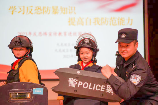 图为九龙坡民警走进彩云湖小学开展平安校园宣传活动。 李卓然 摄 图为九龙坡民警走进彩云湖小学开展平安校园宣传活动。 李卓然 摄