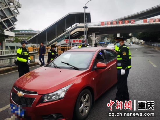 图为交通执法人员联合多部门执法人员检查车辆。周宇欣 摄 图为交通执法人员联合多部门执法人员检查车辆。周宇欣 摄