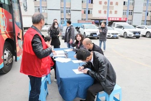 图为献血活动中,职工们依次填表。 重庆市西南机动车驾驶员培训中心供图 图为献血活动中,职工们依次填表。 重庆市西南机动车驾驶员培训中心供图