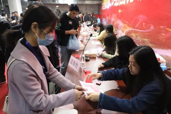图为分房流程办理现场。龙兴公司供图 图为分房流程办理现场。龙兴公司供图