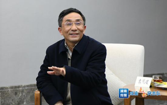 重庆民丰化工有限责任公司董事长袁代建说,书记刚上任第三天,就搭建潼南民企夜话这个平台,体现新的区委对民营经济高度重视,对民营企业家充分尊重,这样的交流让人耳目一新,希望政企进一步加强沟通,实现更好合作、共同发展。 重庆民丰化工有限责任公司董事长袁代建说,书记刚上任第三天,就搭建潼南民企夜话这个平台,体现新的区委对民营经济高度重视,对民营企业家充分尊重,这样的交流让人耳目一新,希望政企进一步加强沟通,实现更好合作、共同发展。