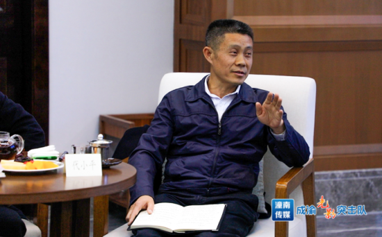 重庆汇达柠檬科技集团有限公司董事长代小平说,书记刚上任就和我们民营企业夜话座谈,充分体现了对民营经济和企业家的尊重和关心,大家一起讨论潼南未来发展的新思维、新思路、新方向,作为一个潼南人,让我们看到了潼南大发展,新希望。同时他建议,进一步优化营商环境,为民营经济发展创造更好的条件。 重庆汇达柠檬科技集团有限公司董事长代小平说,书记刚上任就和我们民营企业夜话座谈,充分体现了对民营经济和企业家的尊重和关心,大家一起讨论潼南未来发展的新思维、新思路、新方向,作为一个潼南人,让我们看到了潼南大发展,新希望。同时他建议,进一步优化营商环境,为民营经济发展创造更好的条件。