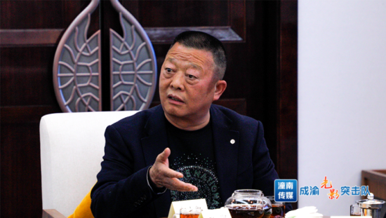 重庆金兴防水科技股份有限公司董事长郭大凯表示,要加大以商招商、产业链招商,进一步强链、建链、补链,形成具有特色的产业化集群。 重庆金兴防水科技股份有限公司董事长郭大凯表示,要加大以商招商、产业链招商,进一步强链、建链、补链,形成具有特色的产业化集群。