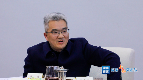 重庆凌峰橡塑制品股份有限公司董事长周亮建议,大力营造高效便利的政务环境、公平公正的法治环境和公平竞争的市场环境,让企业引得进,留得住,发展得起来。 重庆凌峰橡塑制品股份有限公司董事长周亮建议,大力营造高效便利的政务环境、公平公正的法治环境和公平竞争的市场环境,让企业引得进,留得住,发展得起来。