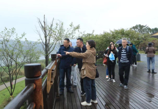 图为作家们正在采风过程中了解生态。重庆文学院 供图 图为作家们正在采风过程中了解生态。重庆文学院 供图