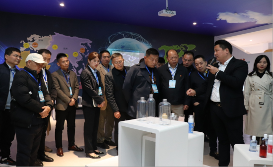 图为返乡企业家们参观万凯新材料展厅。涪陵区委统战部供图 图为返乡企业家们参观万凯新材料展厅。涪陵区委统战部供图