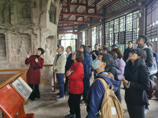 图为在陆台湾教师走进北山石刻现场观摩。 张晓飞 供图 图为在陆台湾教师走进北山石刻现场观摩。 张晓飞 供图