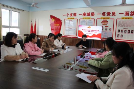 图为来苏幼儿园党支部组织党员同志开展党建理论学习活动 。 图为来苏幼儿园党支部组织党员同志开展党建理论学习活动 。