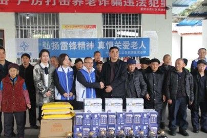 图为志愿者慰问南川东城敬老院老人。 唐莹燕 摄 图为志愿者慰问南川东城敬老院老人。 唐莹燕 摄